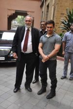 Aamir Khan at Kem Hospital in Mumbai on 27th Jan 2013 (14).JPG